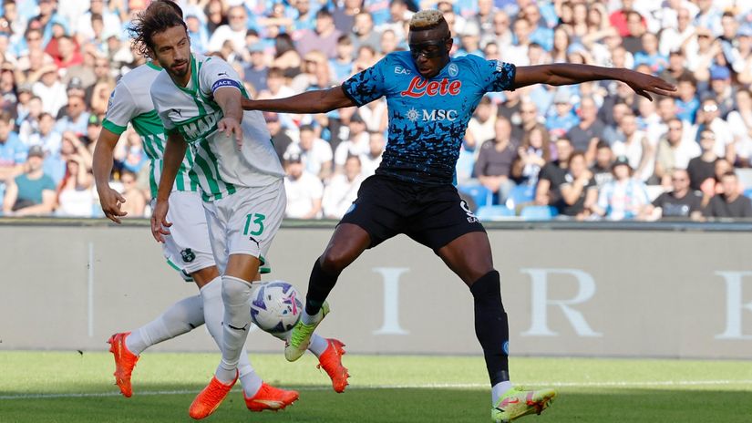 Đan Marko Ferari (Sasuolo) i Viktor Osimen (Napoli)