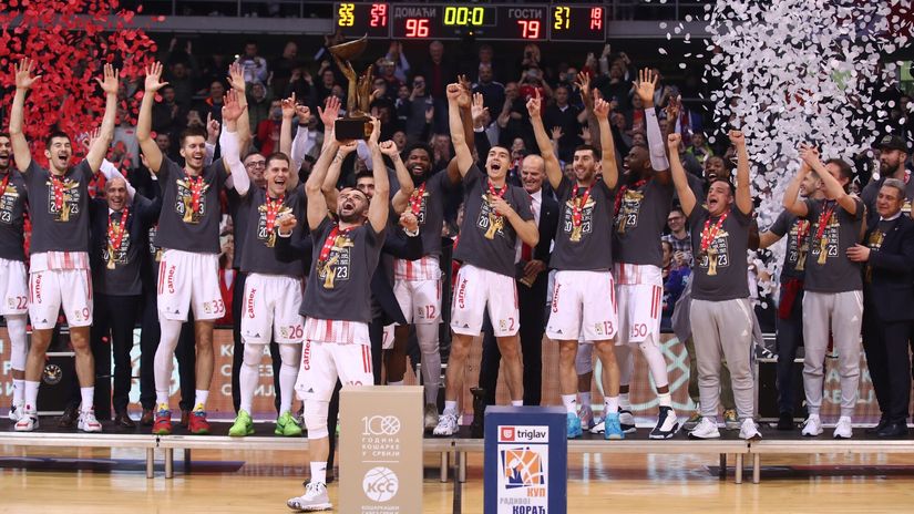 Košarkaši Crvene zvezde s peharom Kupa Radivoja Koraća (©MN Press)