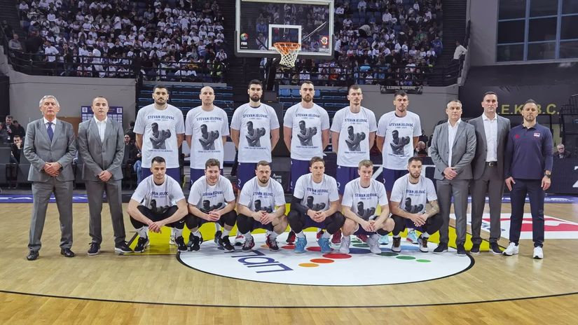 Košarkaši Srbije pred susrte sa Grčkom u majicama posvećenim Stevanu Jelovcu (©KSS)