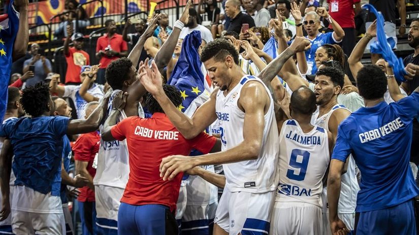 Valter Tavares slavi sa saigračima iz reprezentacije (©fiba.basketball)
