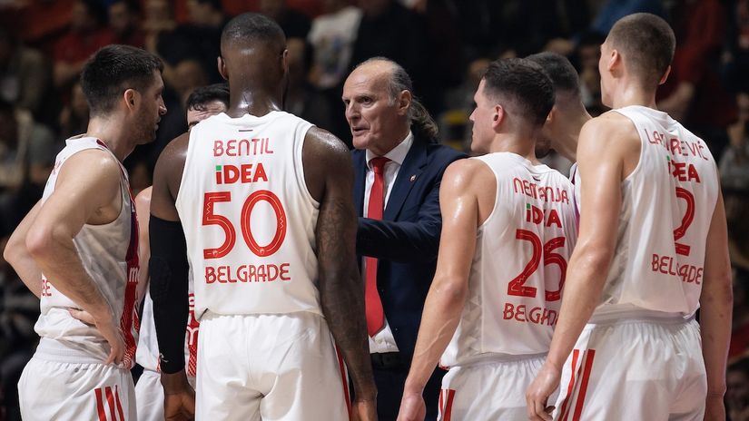 Košarkaši Crvene zvezde sa trenerom Duškom Ivanovićem (Foto: Starsport)