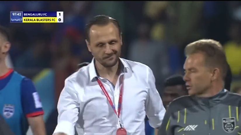 Trenutak kada je Ivan Vukomanović doneo odluku da povuče ekipu (©YouTube)
