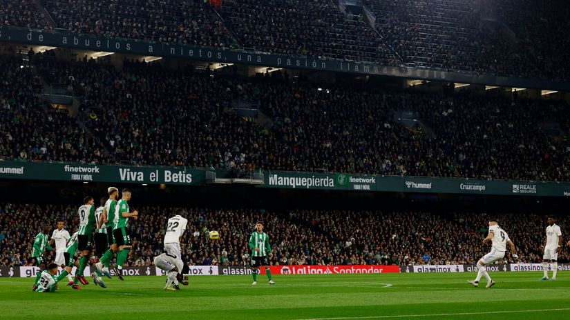 Benzema izvodi slobodnjak (©Real Madrid)