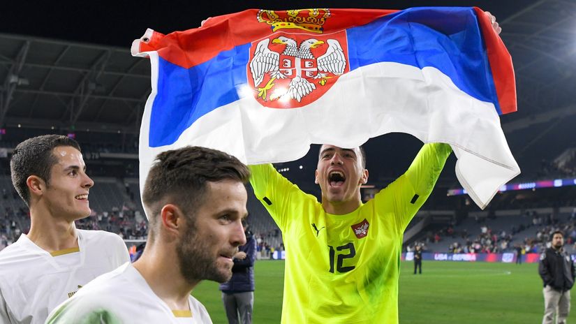 Dragan Rosić sa zastavom Srbije posle pobede nad Sjedinjenim Američkim Državama (©MN Press)