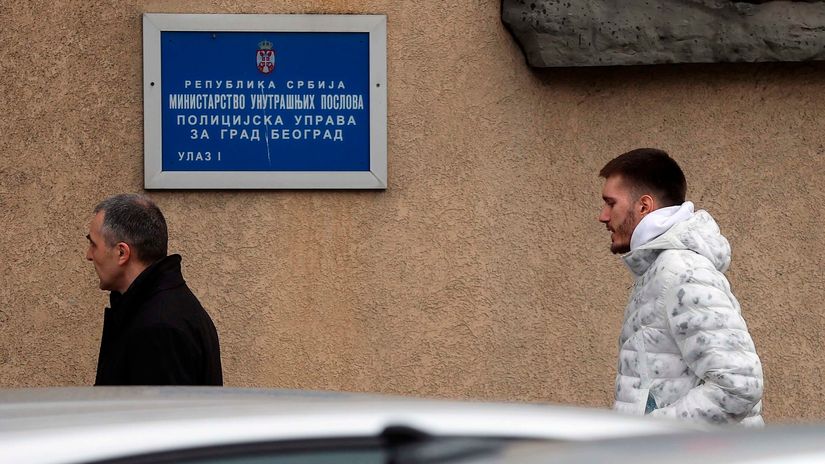 Filip Petrušev u pratnji advokata Velibora Repaje (©Star Sport)