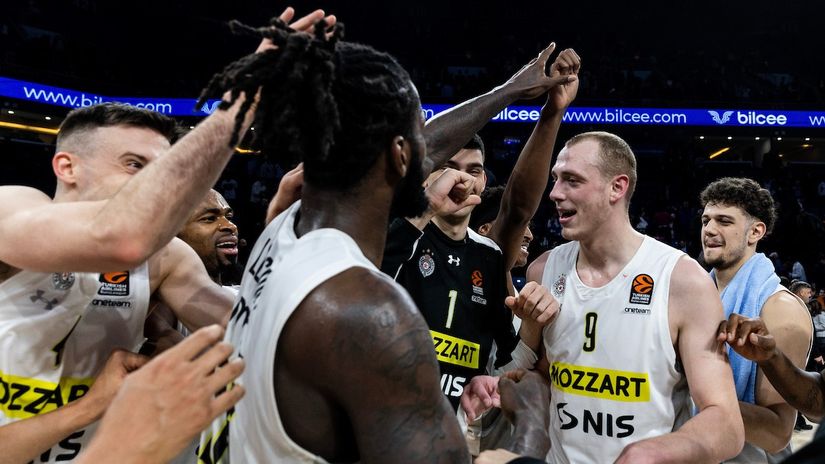 Košarkaši Partizana proslavljaju pobedu (©Starsport)