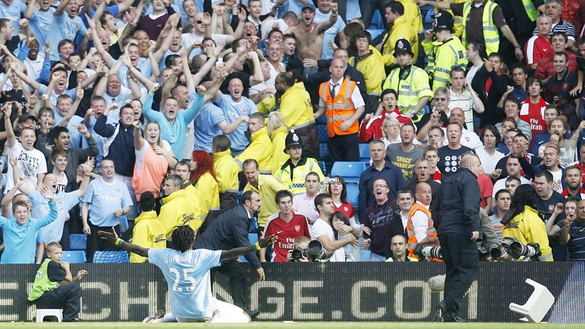 Emanuel Adebajor 2009. godine slavi gol za Siti ispred navijača Arsenala (Reuters)