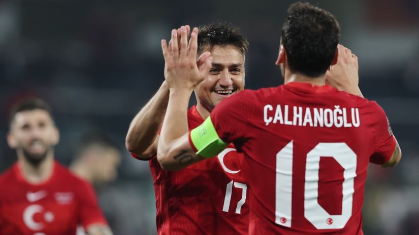 Džengiz Under i Hakan Čalhanoglu (©Reuters)