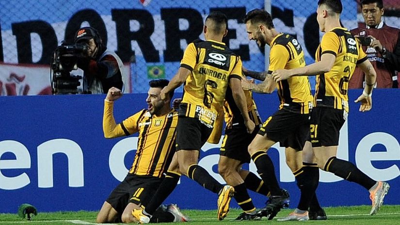 Fudbaleri Strongesta proslavljaju pogodak (Foto: AFP)