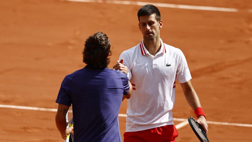 Novak Đoković i Lorenco Muzeti na Rolan Garosu 2021. godine (Reuters)