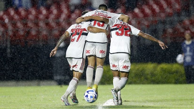 Fudbaleri Sao Paula proslavljaju pogodak (Foto: AFP)