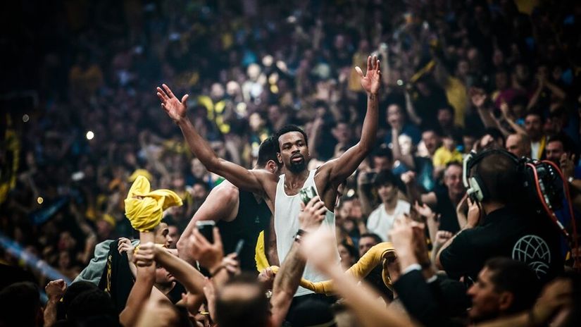 Kevin Panter slavi sa navijačima Aeka (©FIBA Basketball)