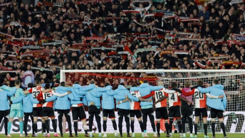 Fudbaleri Fajenorda slave sa navijačima (Reuters)