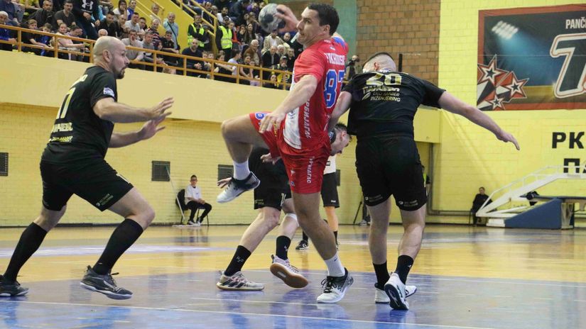 Baris Puhovski u duelu sa Ivanom Distolom i Milanom Golubovićem (©ARKUS liga)