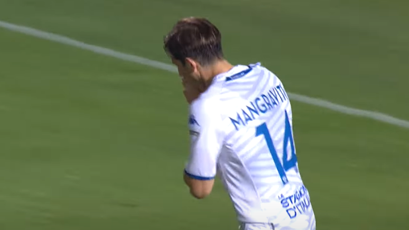 Fudbaler Breše Masimilijano Mangraviti (©YouTube/Lega B)