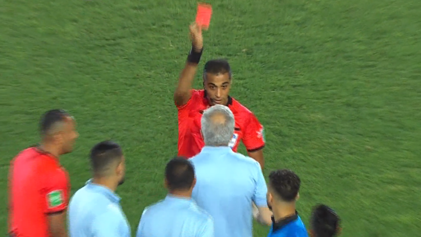 Trenutak kada je Zoran Manojlović dobio crveni karton (©YouTube)