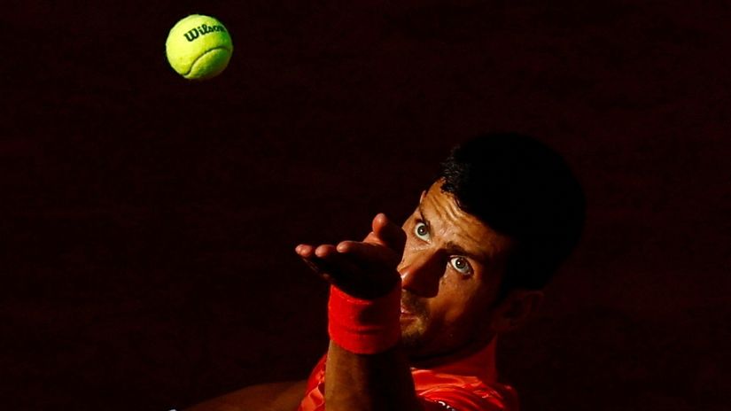 Novak Đoković servira (Reuters)