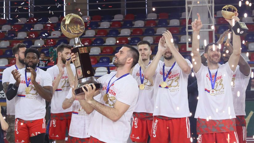 Košarkaši Crvene zvezde i trofej (Foto: Starsport)