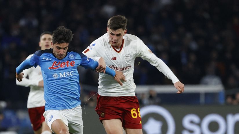 Benjamin Tahirović u duelu sa Đovanijem Simeoneom (Reuters)
