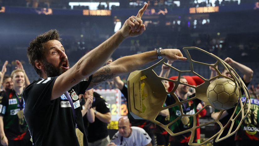 Benet Vigert sa trofejom Lige šampiona (©Reuters)