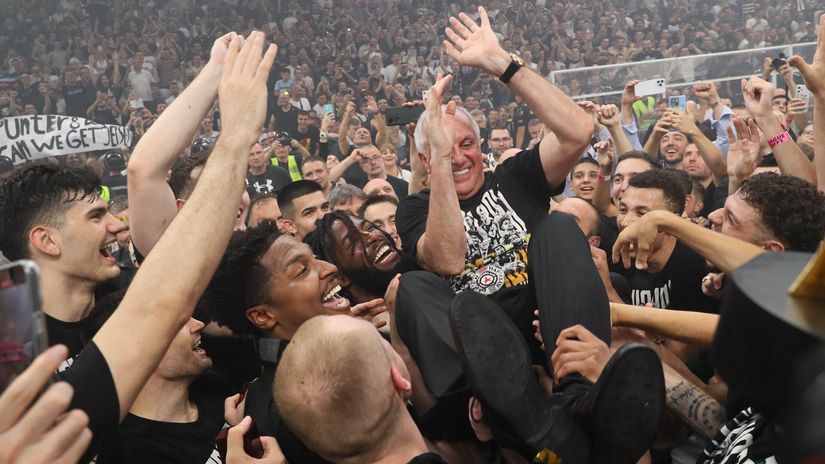 Željko Obradović na rukama igrača Partizan Mozzart Beta (©MN Press)