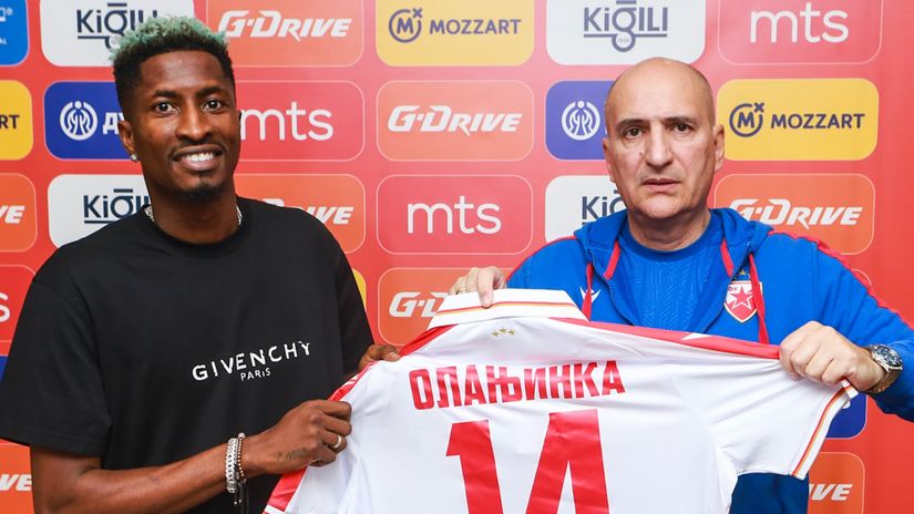 Piter Olajinka i sportski direktor Mitar Mrkela (©FK Crvena zvezda)