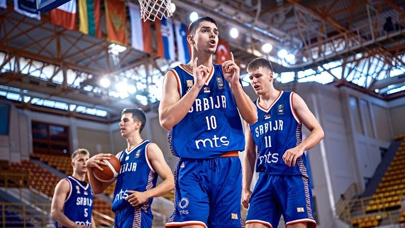 Nikola Šaranović sa saigračima (©FIBA Basketball)