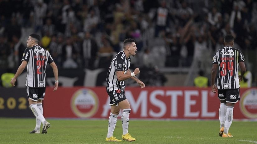 Fudbaleri Atletiko Mineira i Paulinjo u sredini (Reuters)