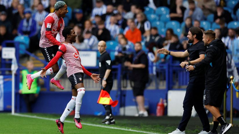 Rasel Martin slavi gol sa svojim igračima (©Reuters)