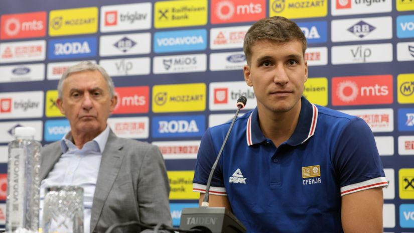 Kapiten Bogdan Bogdanović i selektor Svetislav Pešić (©Star Sport)