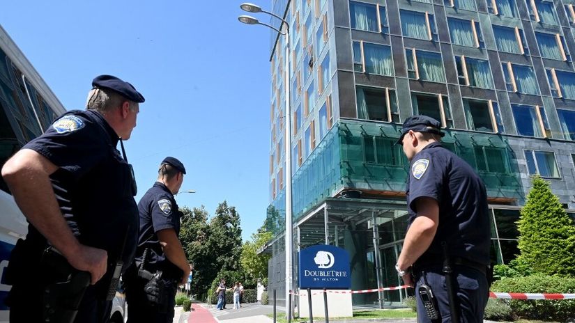 Policija ispred hotela (©AFP)