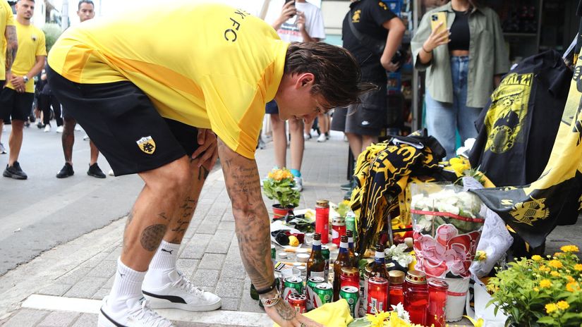 Igrači AEK-a postavljaju cveće i sveće na mesto gde je ubijen njihov navijač (©Reuters)