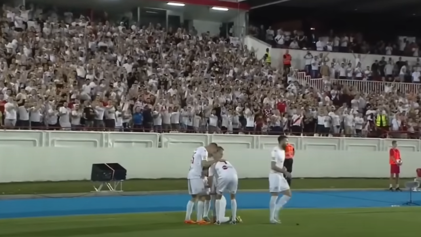 Fudbaleri Zrinjskog pred svojim navijačima (©YouTube)