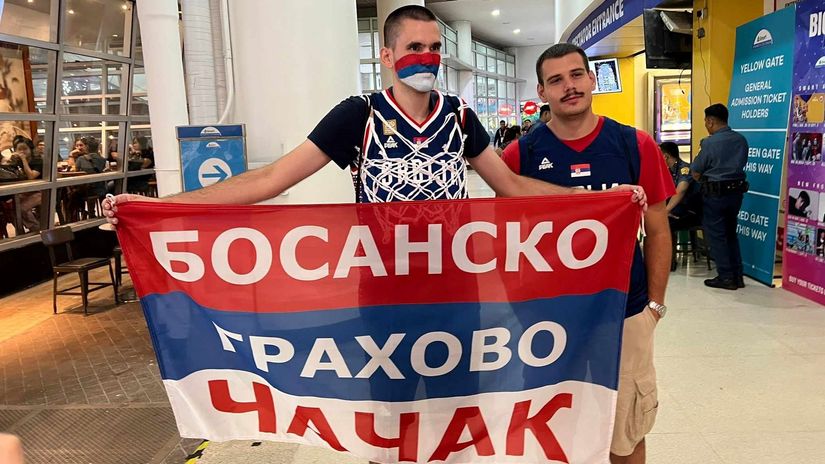 Srpski navijači u Manili (©Mozzart Sport / Nikola Mikić)