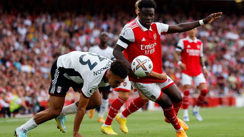 Entoni Robinson (Fulam) i Bukajo Saka (Arsenal)