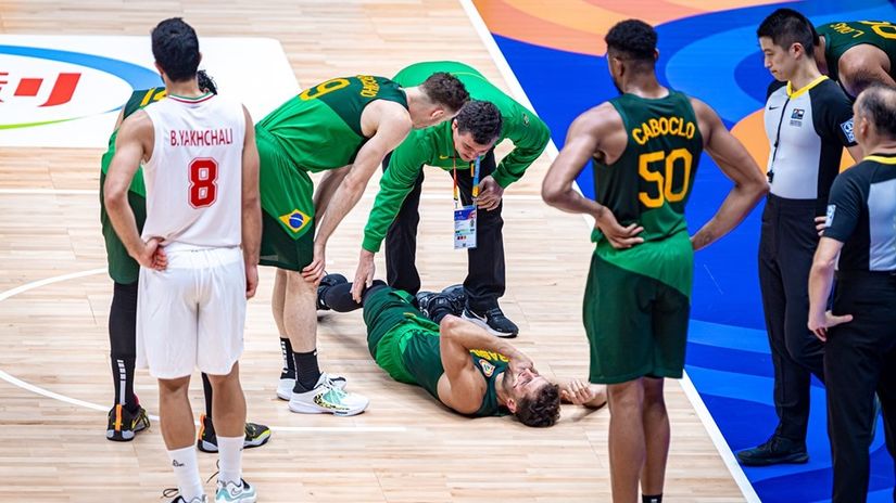 Trenutak kada se Neto povredio (©fiba.basketball)