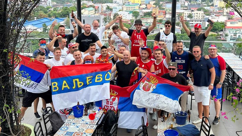 Srpski navijači na krovu (©Mozzart Sport / Nikola Mikić)