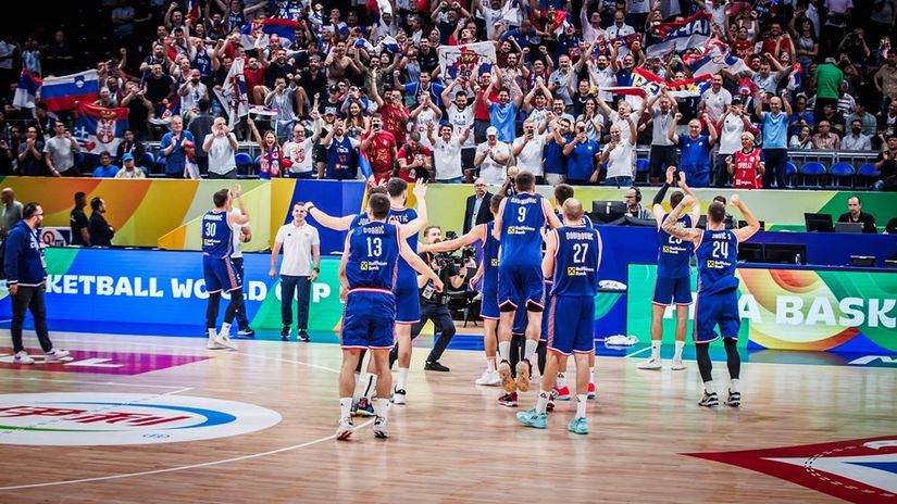 Košarkaši Srbije proslavljaju pobedu sa navijačima (©fiba.basketball)
