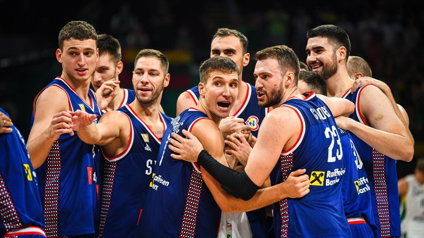 Košarkaši Srbije slave posle Litvanije (©Mozzart Sport / Dragana Stjepanović)