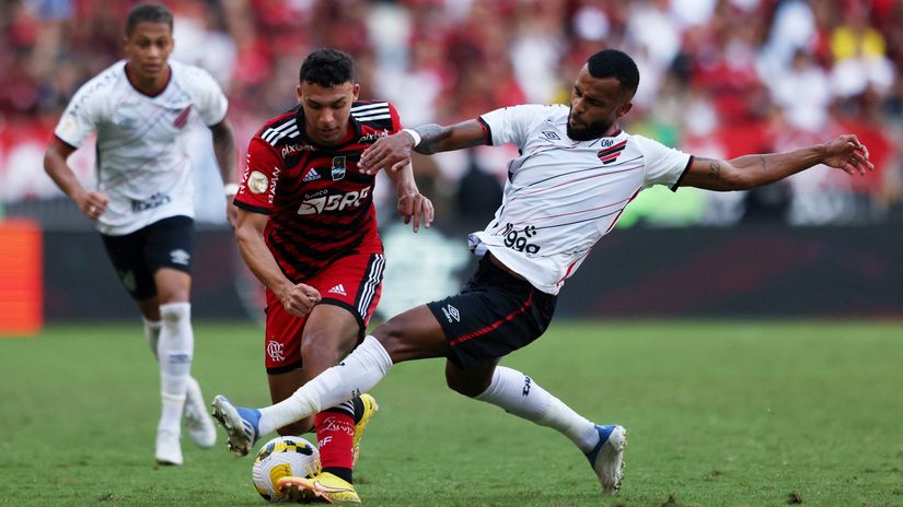 Viktor Ugo (Flamengo) i Aleks Santana (Atl. Paranaense)