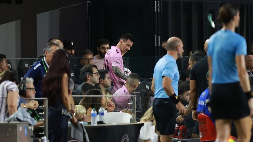 Trenutak kada je Lionel Mesi izašao iz igre u prošlom kolu (©AFP)