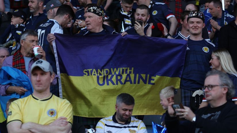 Britanski navijači ne kriju podršku Ukrajini od početka rata (©Reuters)