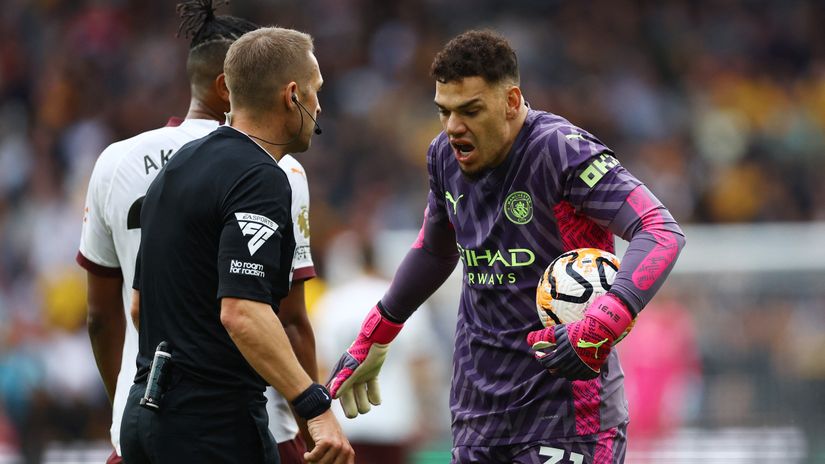 Golman Ederson i sudija Poson (© Reuters)