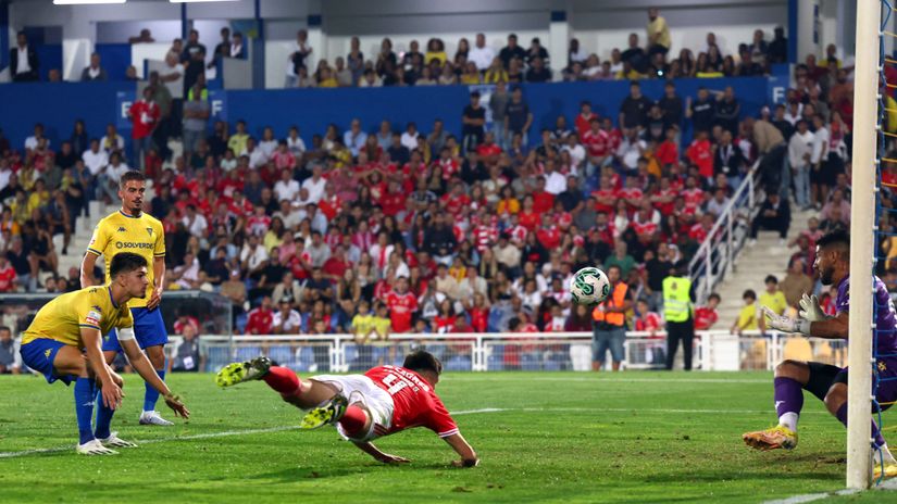 Trenutak kada Silva postiže gol (©Reuters)