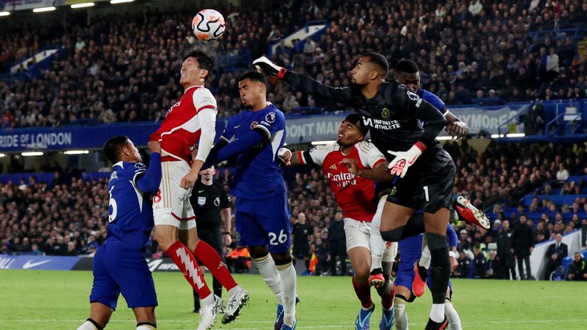 Robert Sančez u pokušaju da izboksuje loptu protiv Arsenala (Reuters)