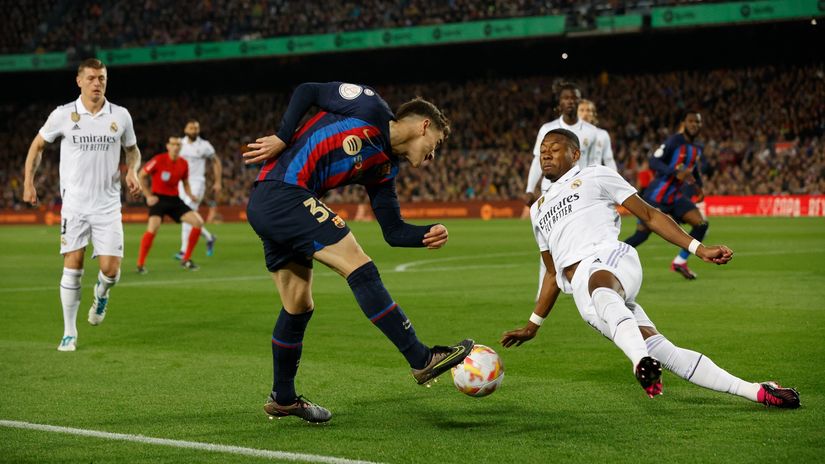 Gavi (Barselona) i David Alaba (Real Madrid)