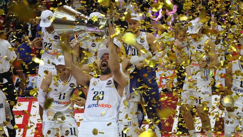 Slavlje košarkaša Real Madrida posle osvojene titule (©AFP)