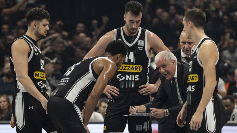 Željko Obradović i igrači Partizan Mozzart Beta (©Star sport)