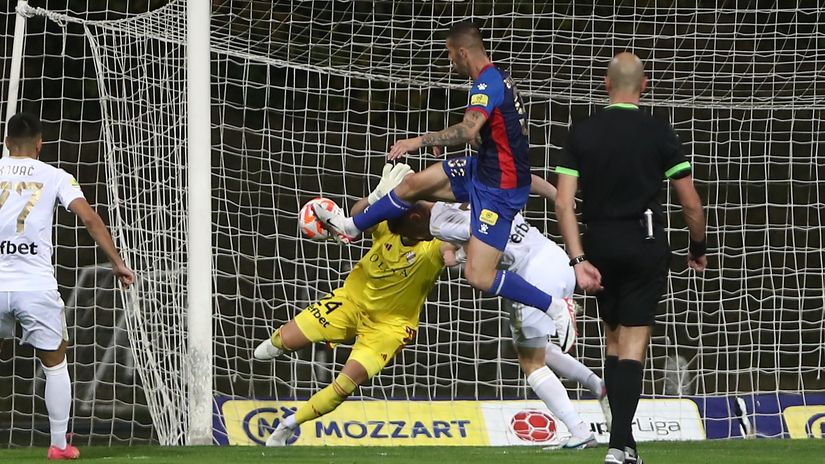 Aleksa Vukanović postiže gol na Banovom brdu (© MN Press))