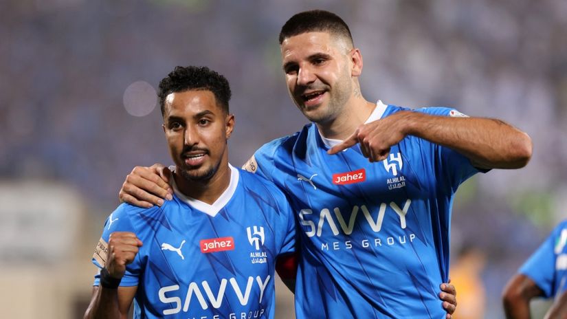 Aleksandar Mitrović sa saigračem Salemom Al Davsarijem (©AFP)
